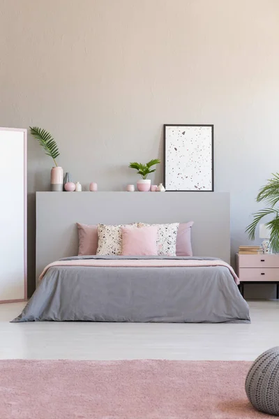 Interior Dormitorio Gris Claro Rosa Pastel Foto Real Con Plantas — Foto de Stock
