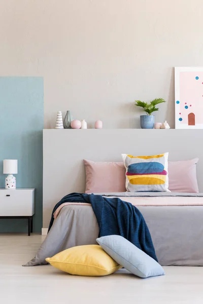 Selimut Biru Tempat Tidur Dengan Bantal Berwarna Warni Interior Kamar — Stok Foto