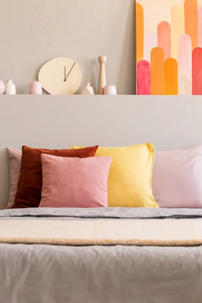 Foto Real Cama Com Travesseiros Coloridos Interior Quarto Brilhante Com — Fotografia de Stock