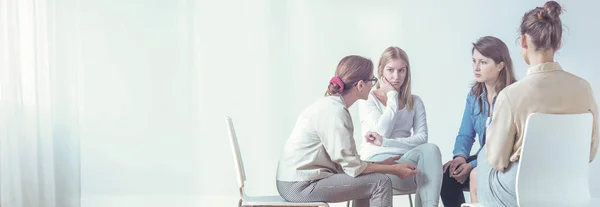 Donne Che Ascoltano Una Terapista Durante Una Seduta Spazio Vuoto — Foto Stock