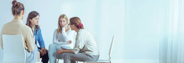 Panorama Mujeres Sentadas Círculo Durante Sesión Con Psicólogo Muro Vacío — Foto de Stock