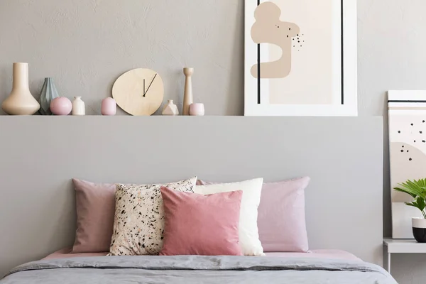 Almohadas Color Rosa Blanco Cama Gris Interior Del Dormitorio Pastel —  Fotos de Stock