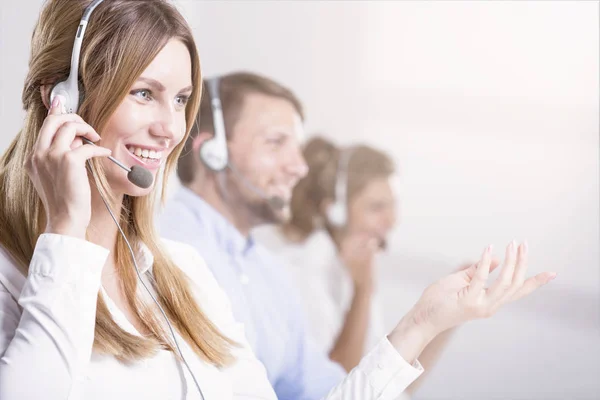 Recepcionista Profissional Com Microfone Conversando Com Cliente Durante Trabalho — Fotografia de Stock