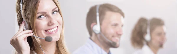 Frau Mit Kopfhörern Arbeitet Callcenter — Stockfoto