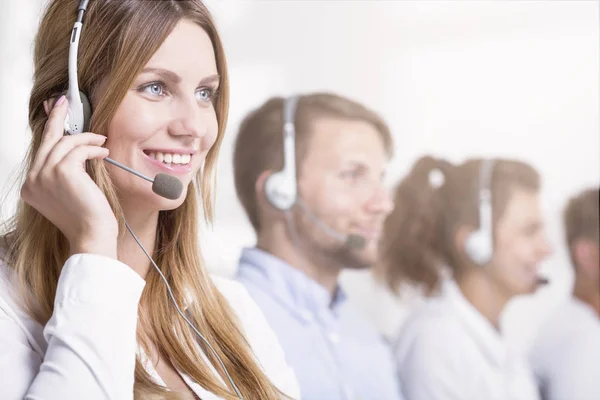 Representante Atendimento Cliente Sorrindo Conversando Com Cliente Usando Fone Ouvido — Fotografia de Stock