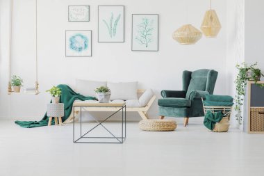 Yeşil aksan, grafik ve modern sehpa oturma odası iç. Gerçek fotoğraf