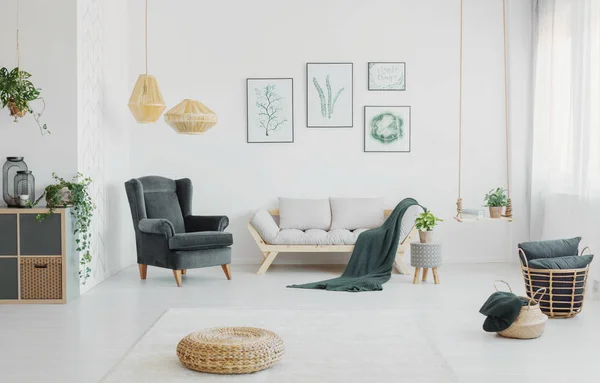 Rieten Poef Een Ruime Woonkamer Interieur Met Een Fauteuil Bank — Stockfoto