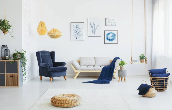 Véritable Photo Intérieur Salon Avec Des Accents Bleus Pouf Osier — Photo