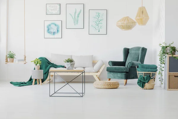 Yeşil Aksan Grafik Modern Sehpa Oturma Odası Gerçek Fotoğraf — Stok fotoğraf