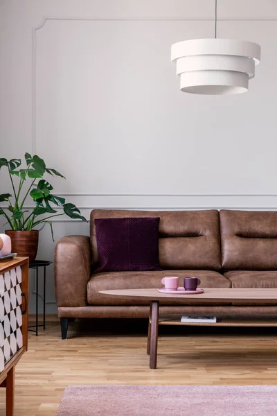 Lamp Boven Houten Tafel Voor Lederen Bank Minimale Platte Interieur — Stockfoto