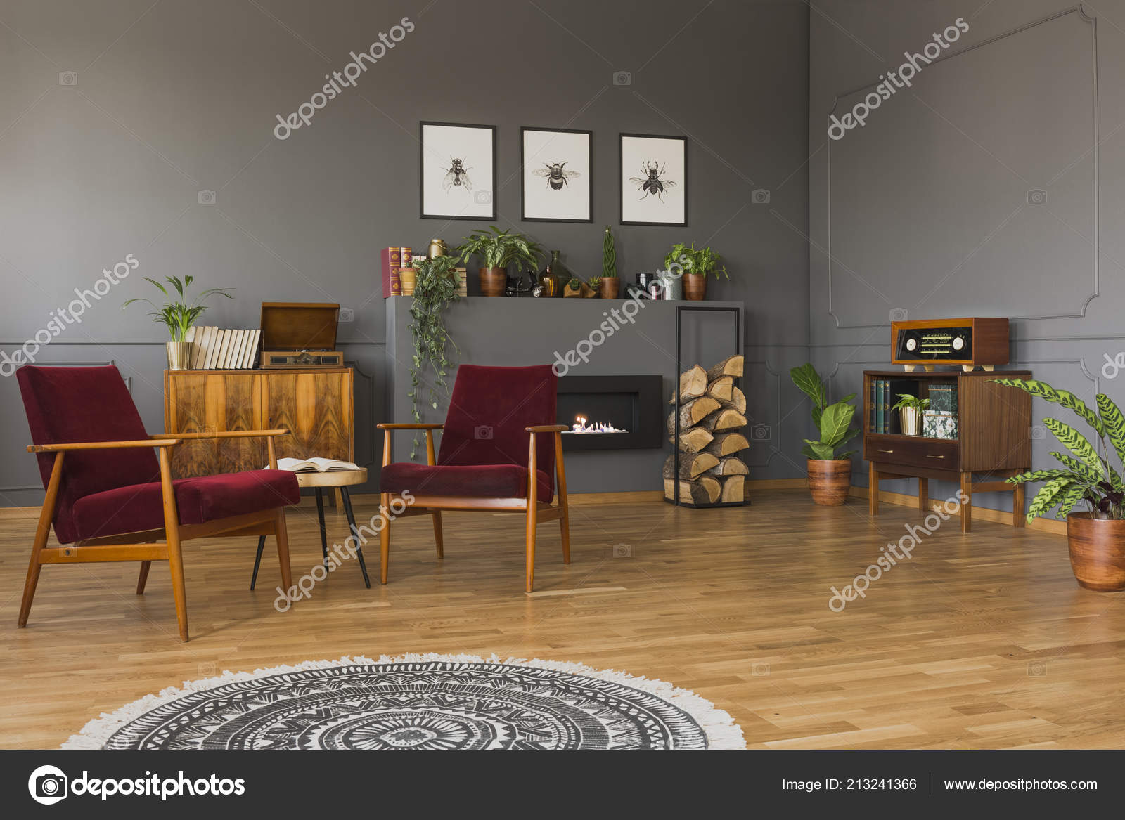 Runder Teppich Vor Roten Sesseln Grau Retro Wohnzimmer Interieur Mit ... Runder Teppich Vor Roten Sesseln Grau Retro Wohnzimmer Interieur Mit ...