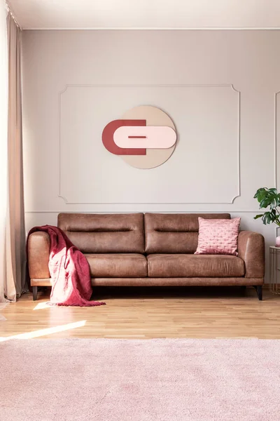 크림슨 담요와 분홍색 바닥과 소파에 카펫을 시계와 인테리어의 — 스톡 사진