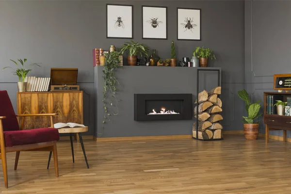 Firewood Lado Lareira Sob Cartazes Interior Apartamento Cinza Com Poltrona — Fotografia de Stock