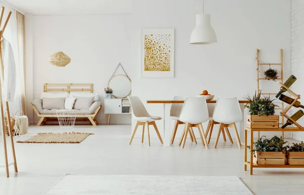 Cadeiras Brancas Mesa Jantar Perto Plantas Interior Apartamento Com Cartaz — Fotografia de Stock