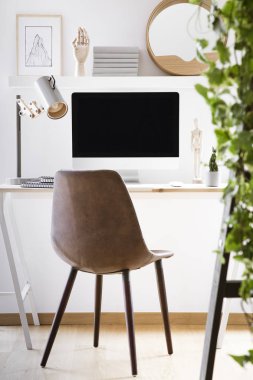 Mockup monitör, metal lamba ve ev ofis köşe beyaz oda iç gerçek fotoğraf bir dekor ile deri sandalye ayakta ahşap masası tarafından