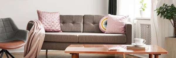 Panoráma Mellett Rózsaszín Párnák Lakás Belső Fotel Kanapé Fából Készült — Stock Fotó