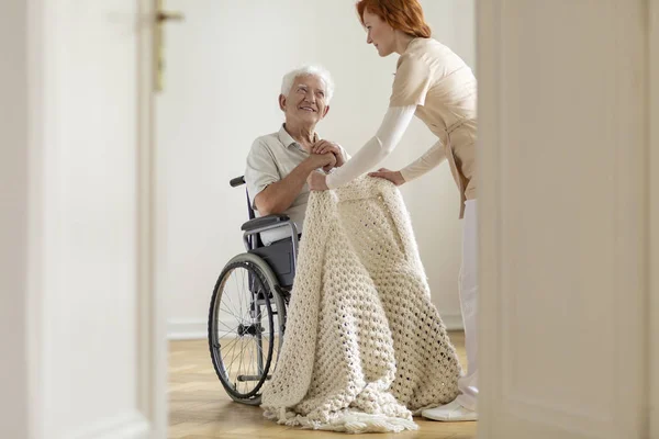 Медсестра Заботится Счастливом Пожилом Мужчине Инвалидном Кресле Доме — стоковое фото
