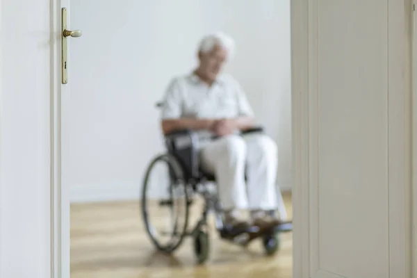 Размытый Человек Инвалидной Коляске Заднем Плане Один Дома Вид Через — стоковое фото