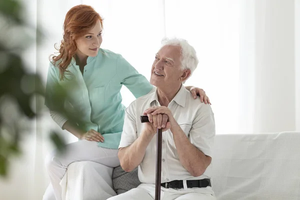 Freundliche Krankenschwester Und Lächelnder Älterer Herr Mit Gehstock Pflegeheim — Stockfoto