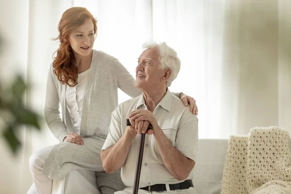 Encuentro Nieta Sonriente Con Abuelo Feliz Con Bastón Casa — Foto de Stock