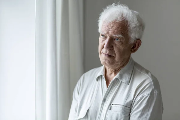 Ηλικιωμένοι Άνθρωπος Βλέπει Μακριά Και Σκέψης — Φωτογραφία Αρχείου