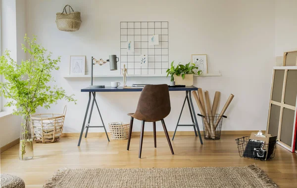Καφέ Καρέκλα Στο Γραφείο Φυτά Και Λαμπτήρα Στο Εσωτερικό Λευκό — Φωτογραφία Αρχείου