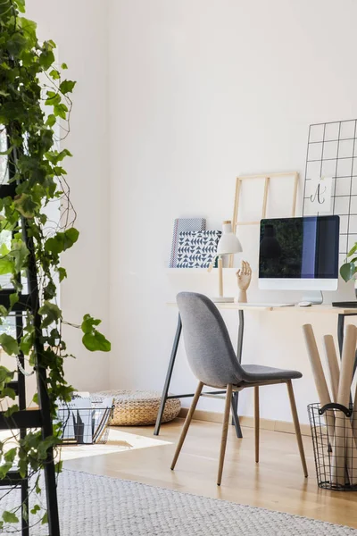 Foto Real Sala Estar Interior Branco Com Mesa Canto Estudo — Fotografia de Stock