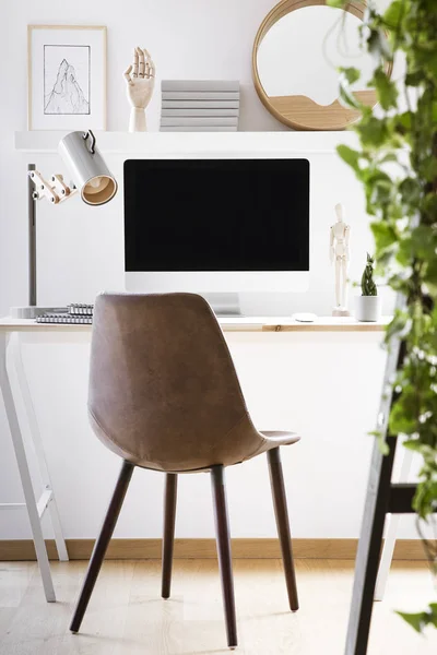 Silla Cuero Pie Junto Escritorio Madera Con Monitor Maqueta Lámpara — Foto de Stock