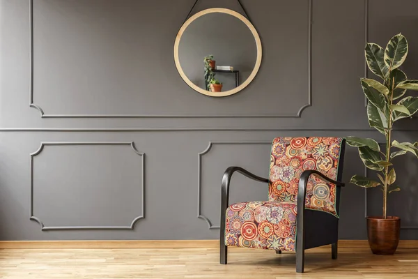 灰色壁成形とフラット インテリア ミラー パターン肘掛け椅子の横にあるイチジク あなたの家具のための場所の実際の写真 — ストック写真