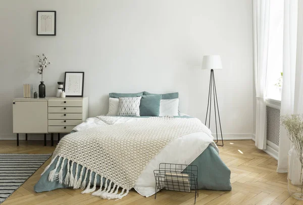 Stor Bekväm Säng Med Blek Salvia Gröna Och Vita Sängkläder — Stockfoto
