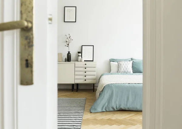 Een Vrouw Slaapkamer Interieur Met Een Bed Een Lade Kast — Stockfoto