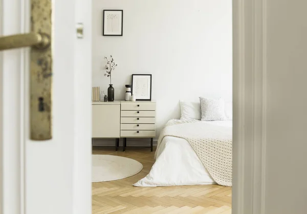 Peek Door Monochromatic White Bedroom Interior Bed Cabinets Standing Wooden — Stock Photo, Image