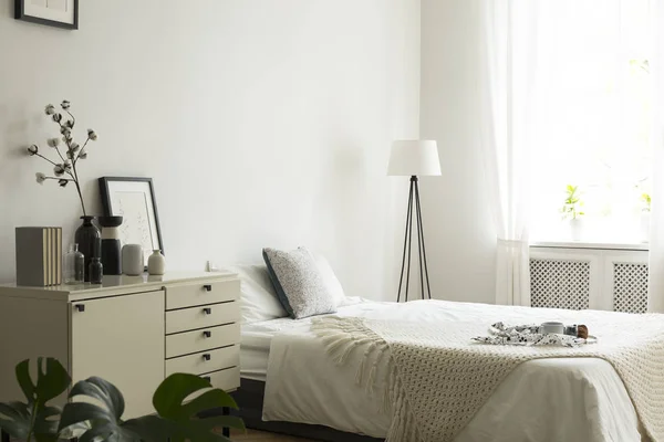 Ένα Υπνοδωμάτιο Εσωτερικό Λευκό Και Μπεζ Χρώμα Ένα Κρεβάτι Ένα — Φωτογραφία Αρχείου
