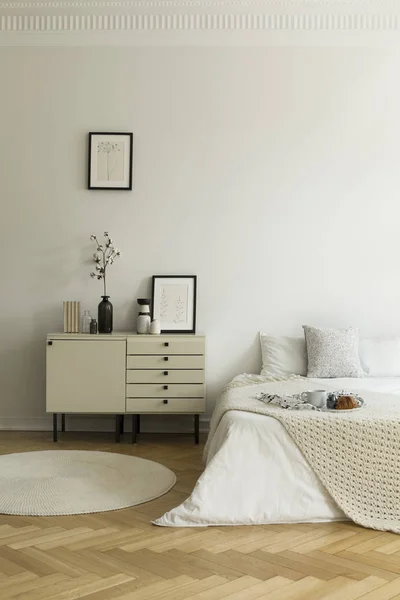 Μονοχρωματική Λευκό Υπνοδωμάτιο Εσωτερικό Ένα Κρεβάτι Και Ένα Κομοδίνο Πρωινό — Φωτογραφία Αρχείου