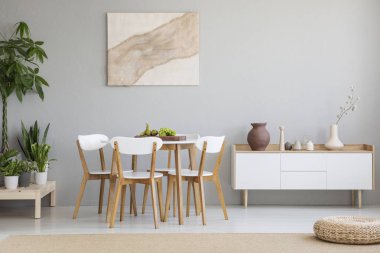 Gerçek fotoğraf SCANDI yemek odası iç dolap, vazo ile sandalye taze meyve içeren tablo, poster duvar ve ahşap platformda yer bitkiler asılı Tekstil ile hazır