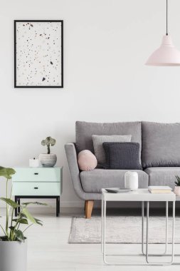 Poster kabin gri kanepe oturma odası iç lamba ile yanında ve yukarıda. Gerçek fotoğraf