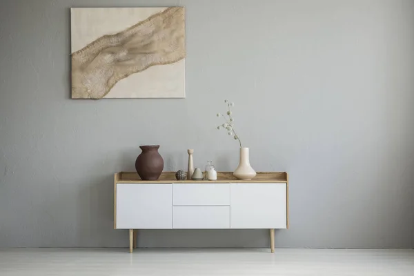 Poster Grauer Wand Über Weißem Schrank Mit Vase Minimalistischen Wohnzimmerinterieur — Stockfoto