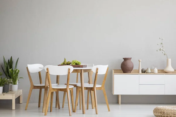 Holzstühle Tisch Grauen Esszimmerinnenraum Mit Pflanzen Und Weißem Schrank Echtes — Stockfoto