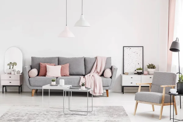 Gemusterter Holzsessel Tischen Und Graue Couch Weißen Flachen Interieur Mit — Stockfoto