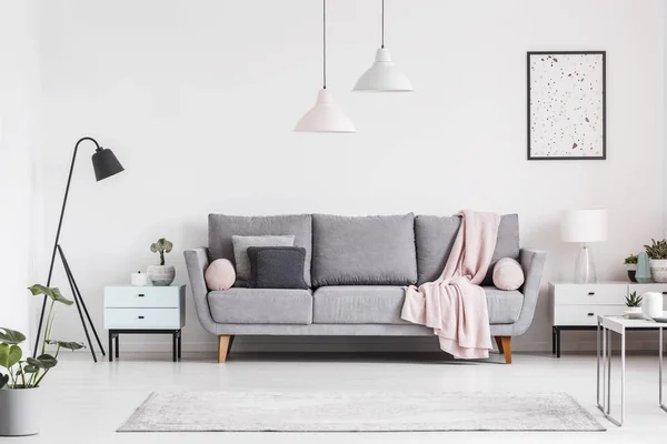 Graue Couch Mit Decke Zwischen Schränken Wohnzimmerinnenraum Mit Poster Und — Stockfoto