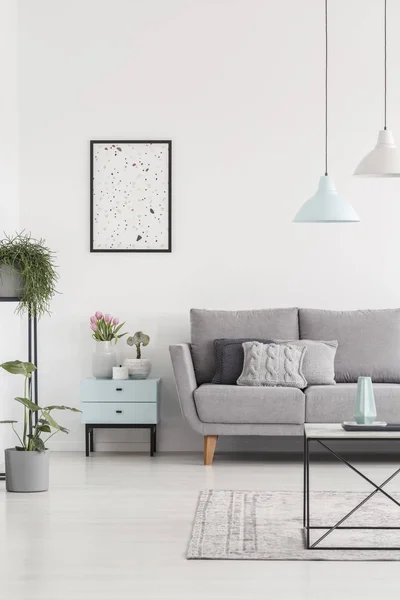 Poster Boven Blauwe Kast Naast Grijs Bankstel Witte Platte Interieur — Stockfoto