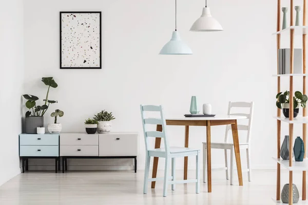 Lampen Über Holztisch Und Stühlen Weißem Esszimmerinterieur Mit Poster Über — Stockfoto