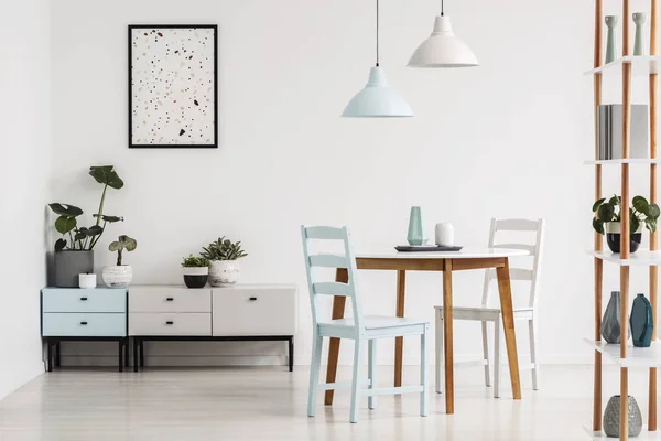 Lampes Dessus Table Bois Chaises Dans Salle Manger Blanche Intérieur — Photo