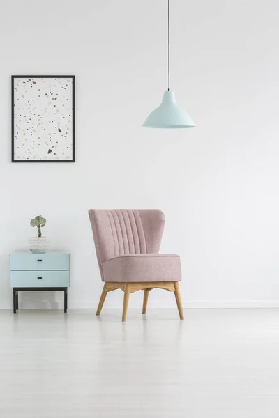 Lampa Nad Růžové Židle Vedle Modré Skříňky Rostlinou Bílé Ploché — Stock fotografie