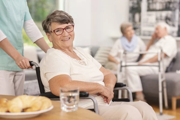 Una Paciente Geriátrica Silla Ruedas Con Asistente Salud Vestíbulo Una — Foto de Stock