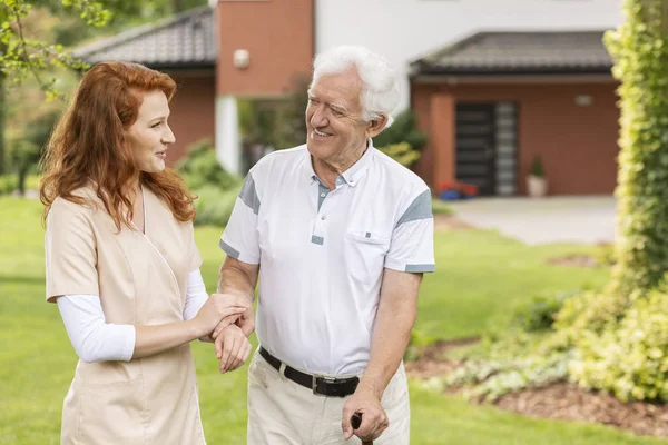 Lächelnder Grauhaariger Senior Mit Gehstock Gespräch Mit Einem Hilfsbereiten Hausmeister — Stockfoto