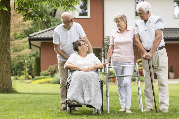 Een Groep Senioren Met Wandelen Problemen Buiten Tuin Van Een — Stockfoto