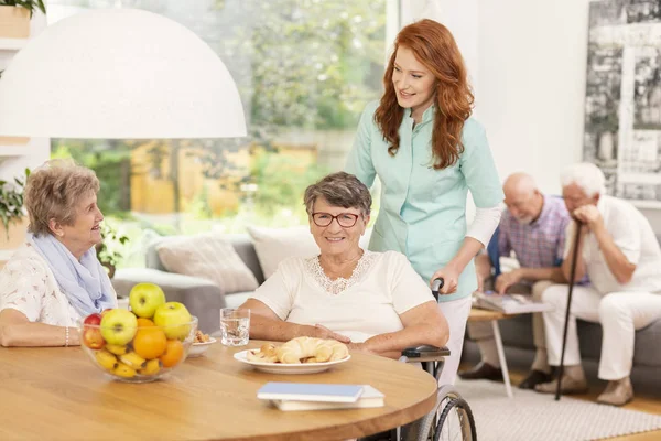 Professionele Medische Caretaker Uniform Helpt Glimlachend Senior Vrouw Een Rolstoel — Stockfoto