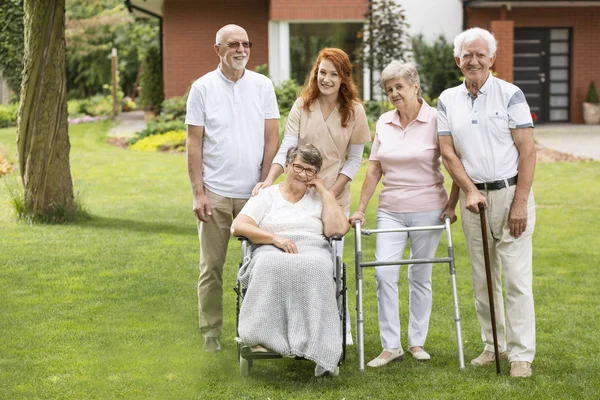 彼らの心配の家の外の庭で介護と高齢者の友達のグループ — ストック写真