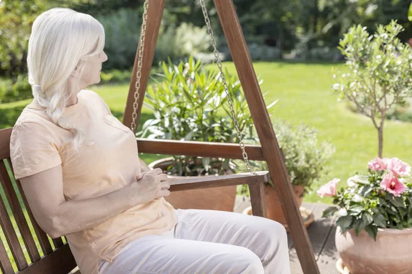 Relajada Mujer Mayor Silla Colgante Jardín Durante Verano —  Fotos de Stock